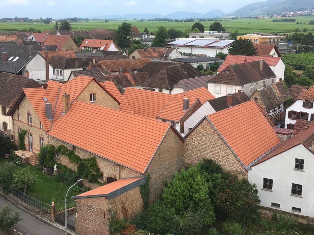 Rote Ziegeldächer über einem Dorf – Dacheindeckungen