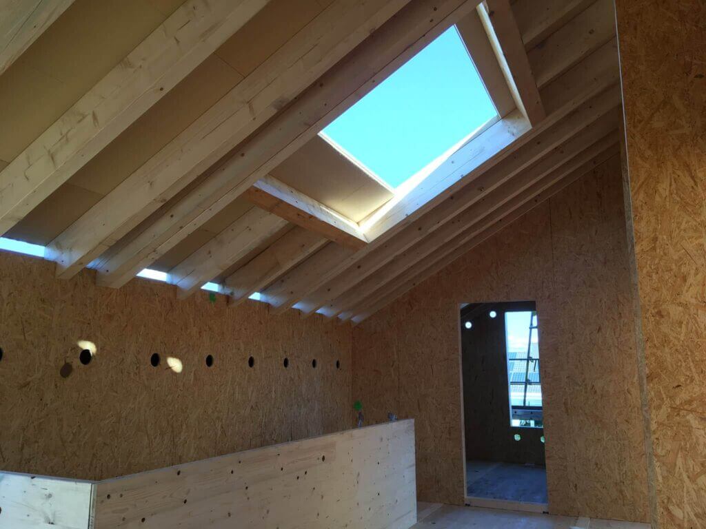 Dachflächenfenster im Holzdach von innen – Zimmerei Mathias Jäger