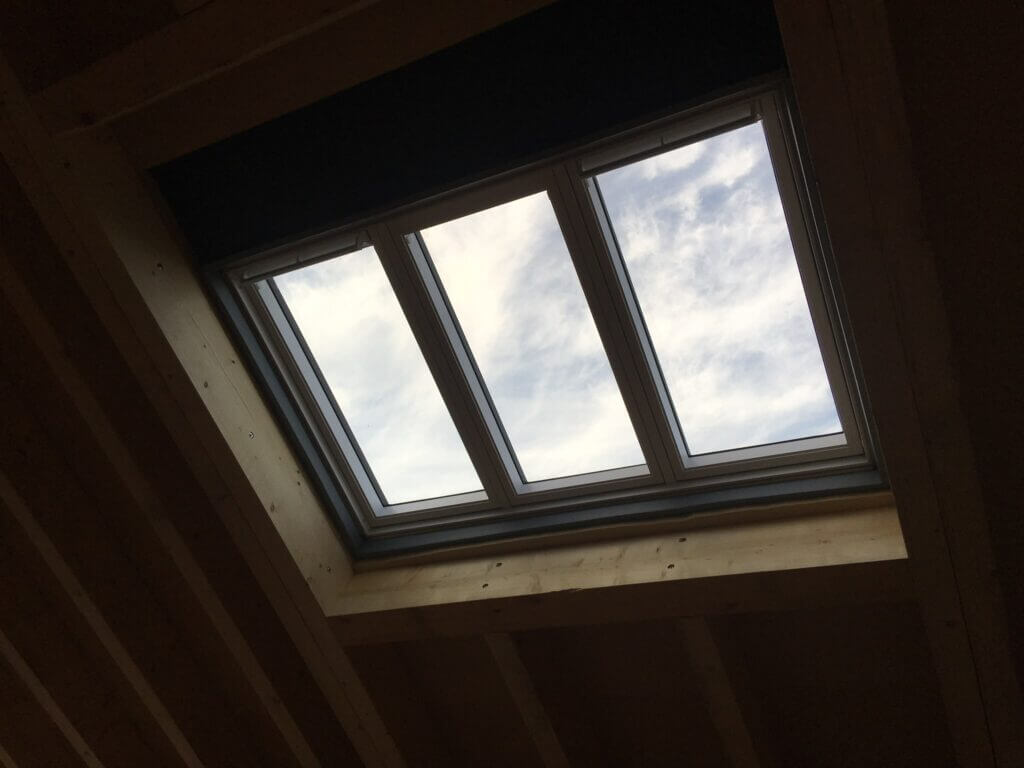 Dachflächenfenster von innen mit Holzverkleidung