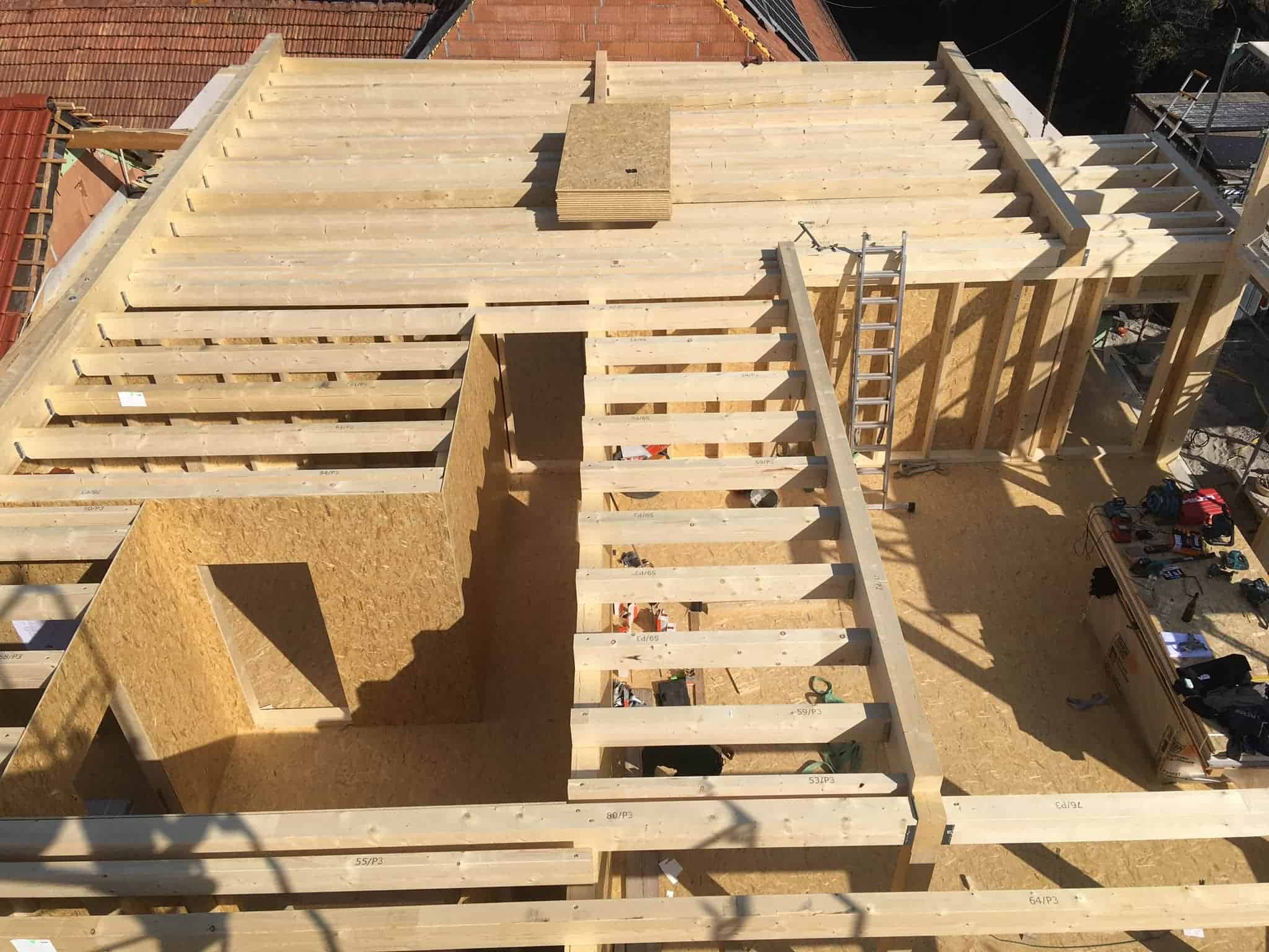Holzbalkenlage einer Dachkonstruktion von oben – Holzbau-Qualität