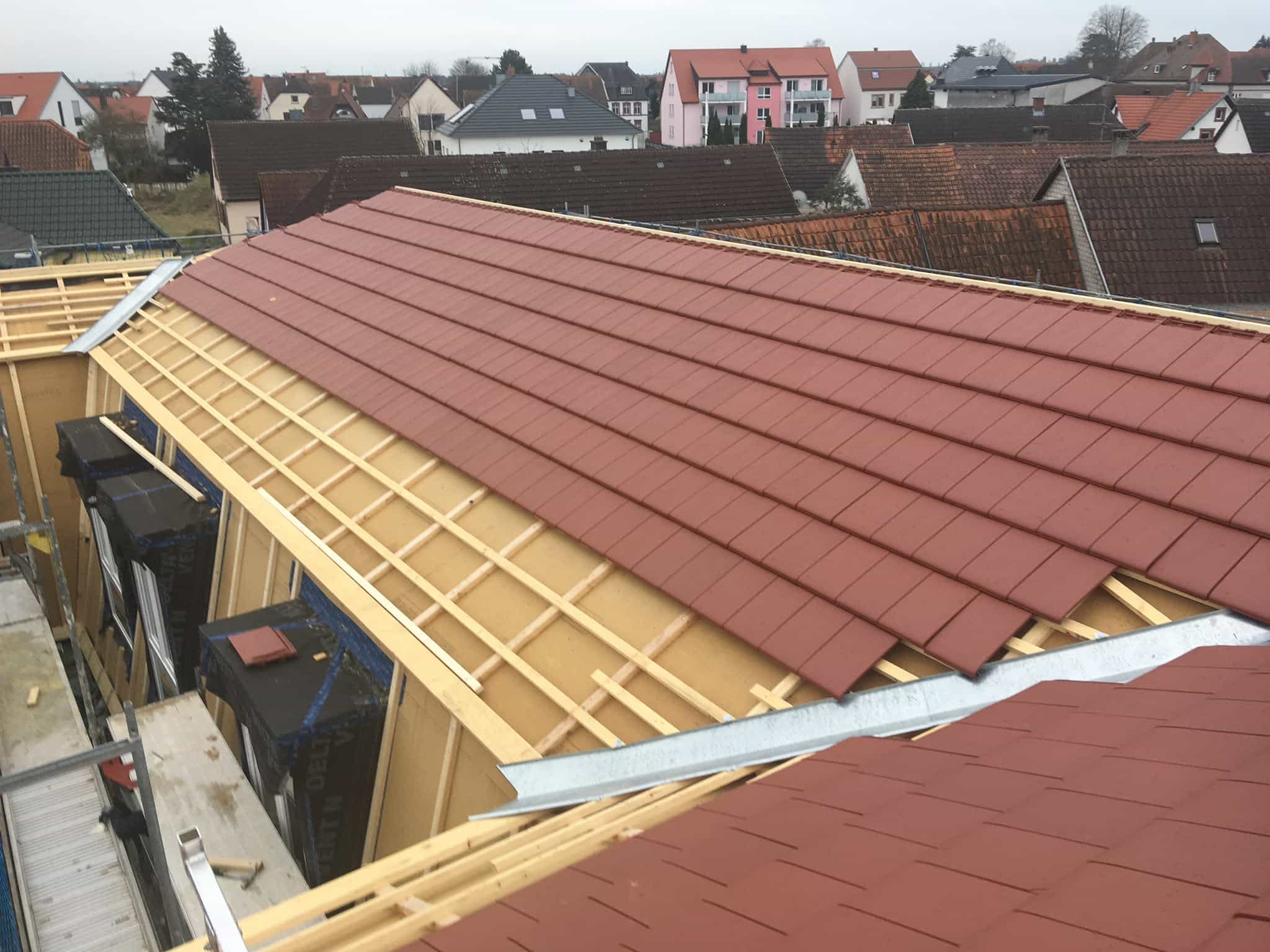 Dachsanierung mit neuer Lattung und roten Ziegeln